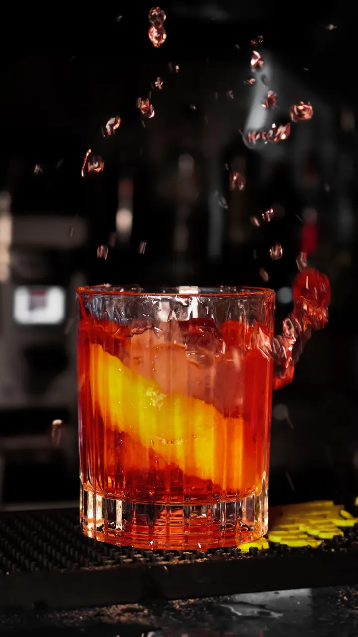 Um negroni a ser servido